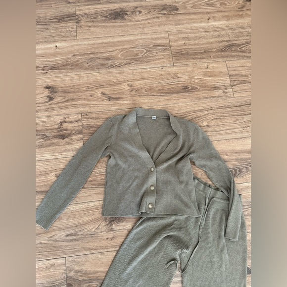 Uniqlo set - Picture 4 of 5